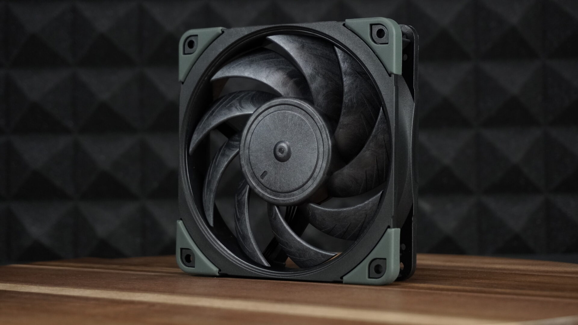 Noctua NF-A12x25 chromax.black im Test